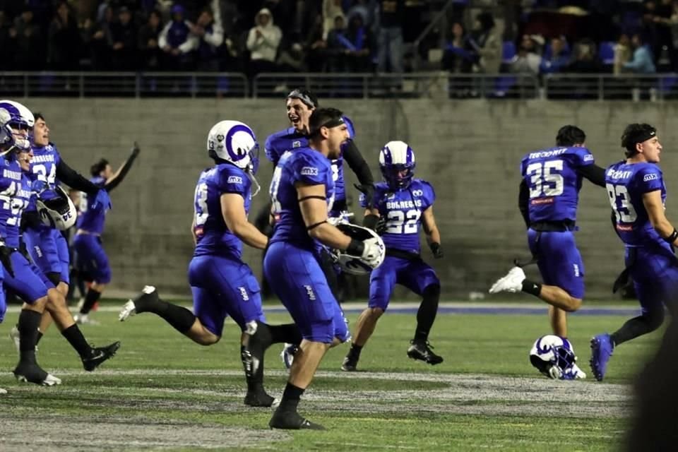 Observa los festejos de los Borregos tras coronarse tricampeones de la ONEFA a costa de los Auténticos Tigres.