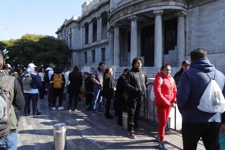 Cientos de de fans se formaron para entrar al Palacio de Bellas Artes y despedir a Silvia Pinal.