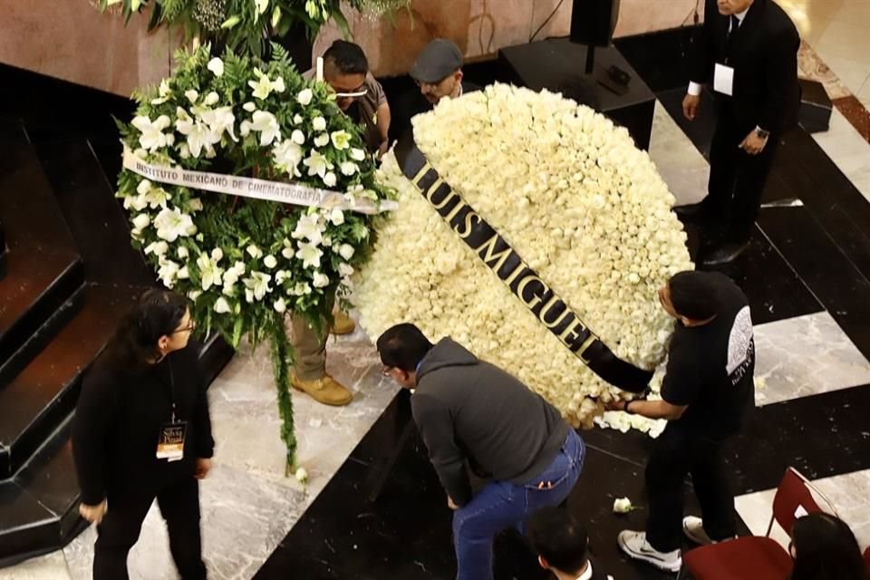 Luis Miguel mandó una corona de flores con mucho cariño para la bisabuela de su hija Michelle Salas.