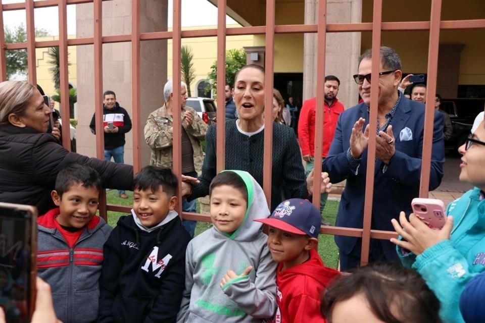 La Presidenta saludó a unos niños beisbolistas de San Luis Potosí que le gritaron por una foto.