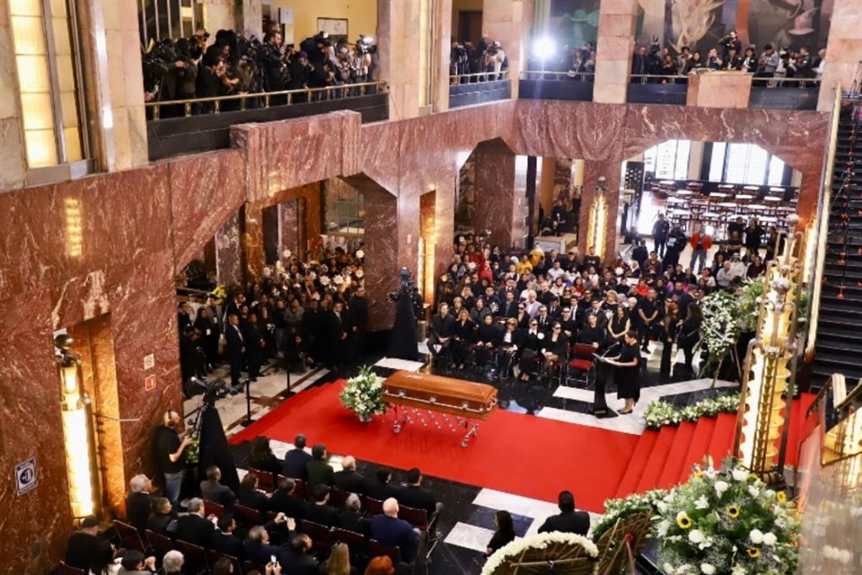 Familiares, autoridades culturales y seguidores rinden homenaje a Silvia Pinal en Palacio de Bellas Artes, la última diva del cine mexicano.