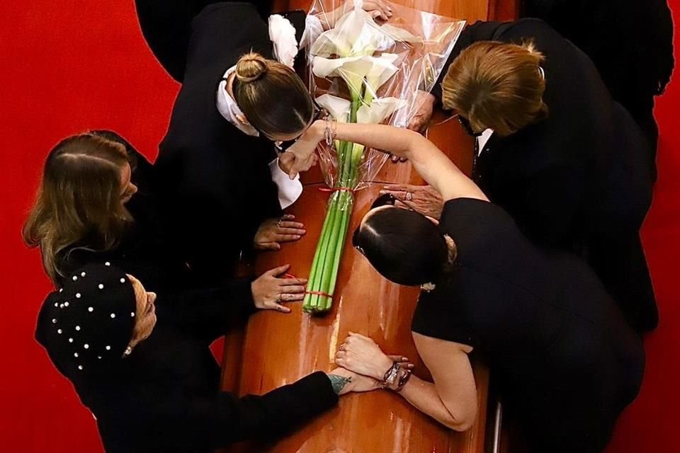 Familia Pinal durante el homenaje a la diva.