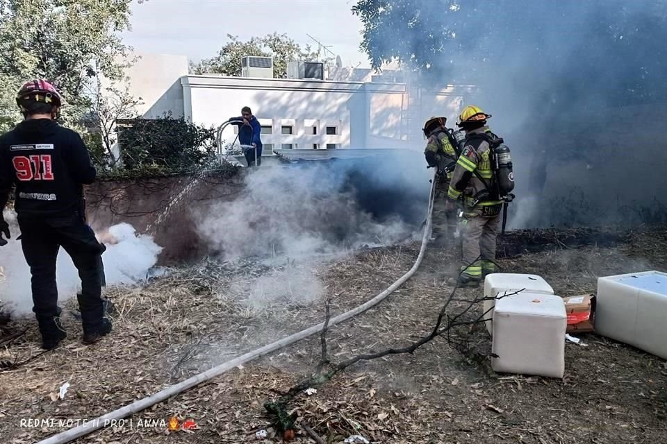 Aparentemente, en el lugar se realizó la quema de hojas secas que cayeron de los árboles, pero debido al viento, se propagó hacia una parte del pasto.