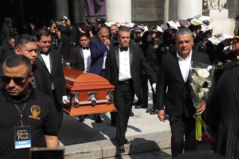 Posterior al homenaje en Bellas Artes, el ataud de Silvia Pinal fue retirado para llevarlo de nuevo a la funeraria.