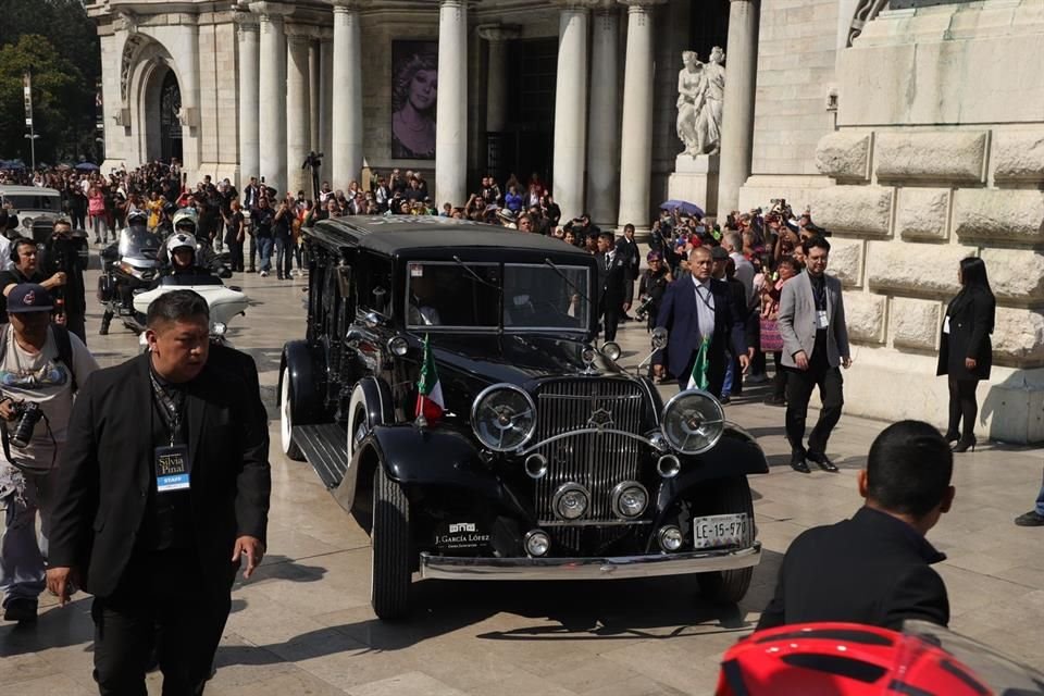 El cortejo fúnebre salió del Palacio de Bellas Artes, seguido por el convoy de camionetas de la familia Pinal.