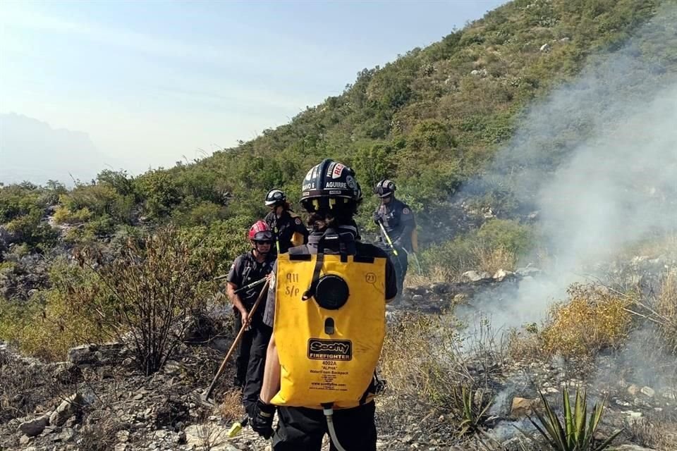 El incendio fue reportado alrededor de las 12:30 horas en la faldas del cerro cerca de la calle Tungsteno y Aluminio, en la Colonia San Pedro 400.