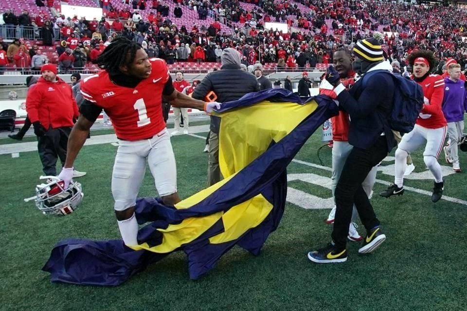 Al final del juego, los jugadores de Michigan intentaron plantar una bandera del equipo, a lo que los Buckeyes los confrontaron y armaron una gresca.