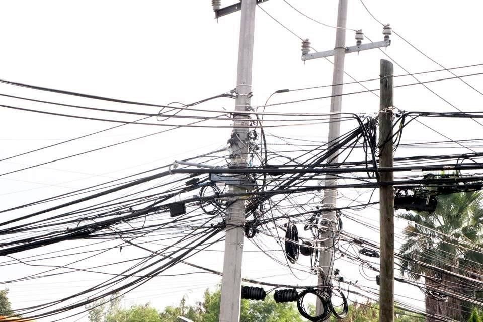 Los cables en desuso exhiben mala imagen en Roma y Movimiento Obrero, en la Colonia Jardines de La Fama, en Santa Catarina.