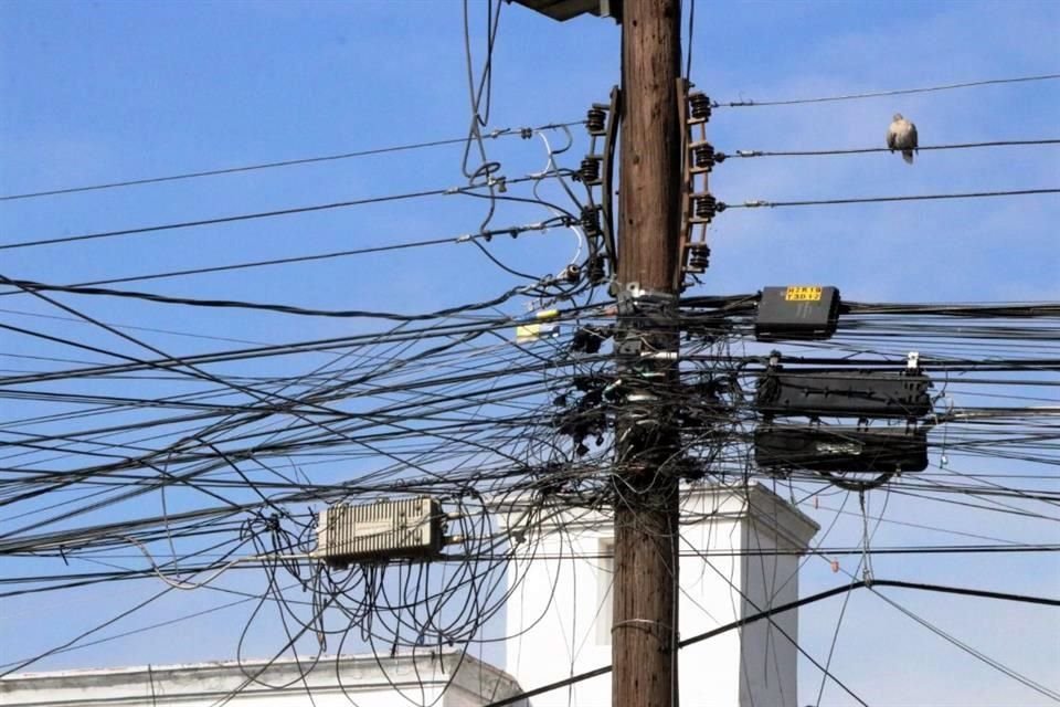 En la Colonia Nueva Linda Vista, en Guadalupe, también hay cables en desuso.