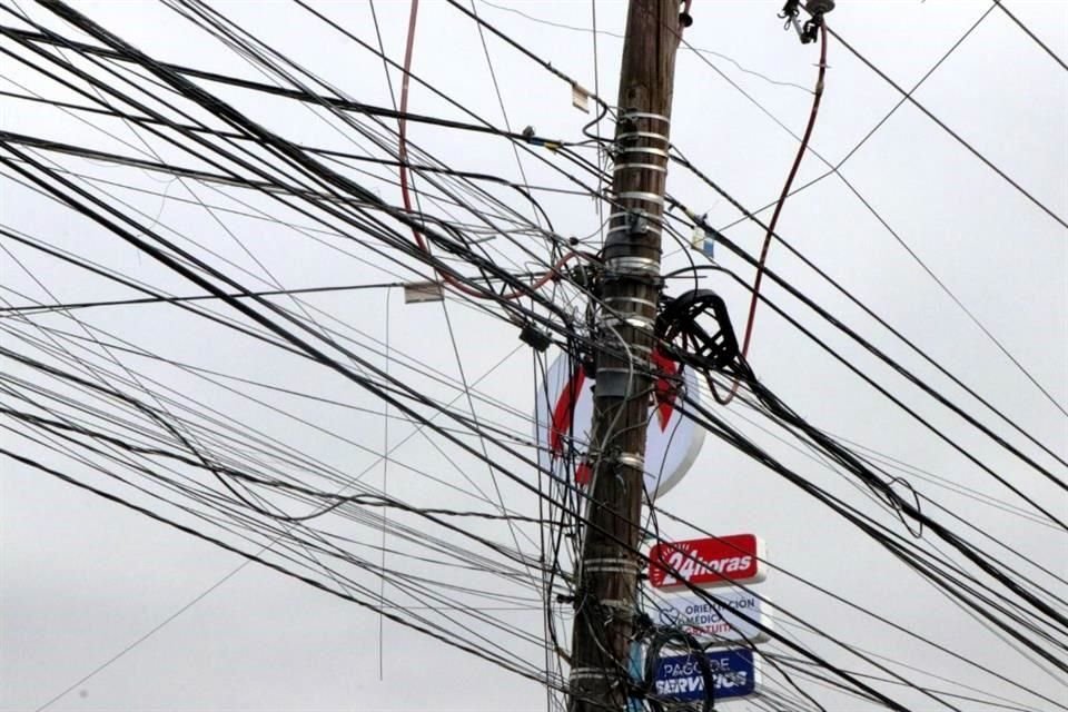 En Apodaca, los vecinos denuncian 'telarañas' de cables, como en Prisciliano Villarreal y Sandero, en la Colonia Hacienda Las Palmas.