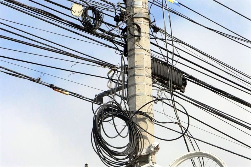 La Colonia Valle de las Alamedas, en San Nicolás, también evidencia falta de control de cableado en desuso.