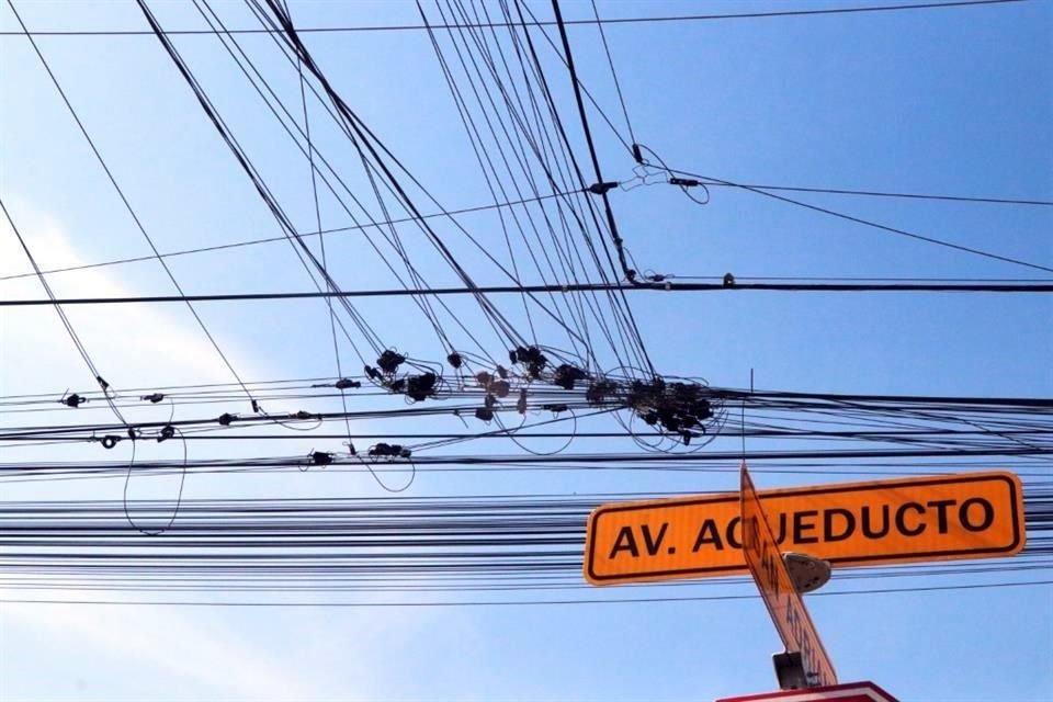 La falta de mantenimiento al cableado aéreo también se observa en la Colonia Balcones de Anáhuac, en Escobedo.