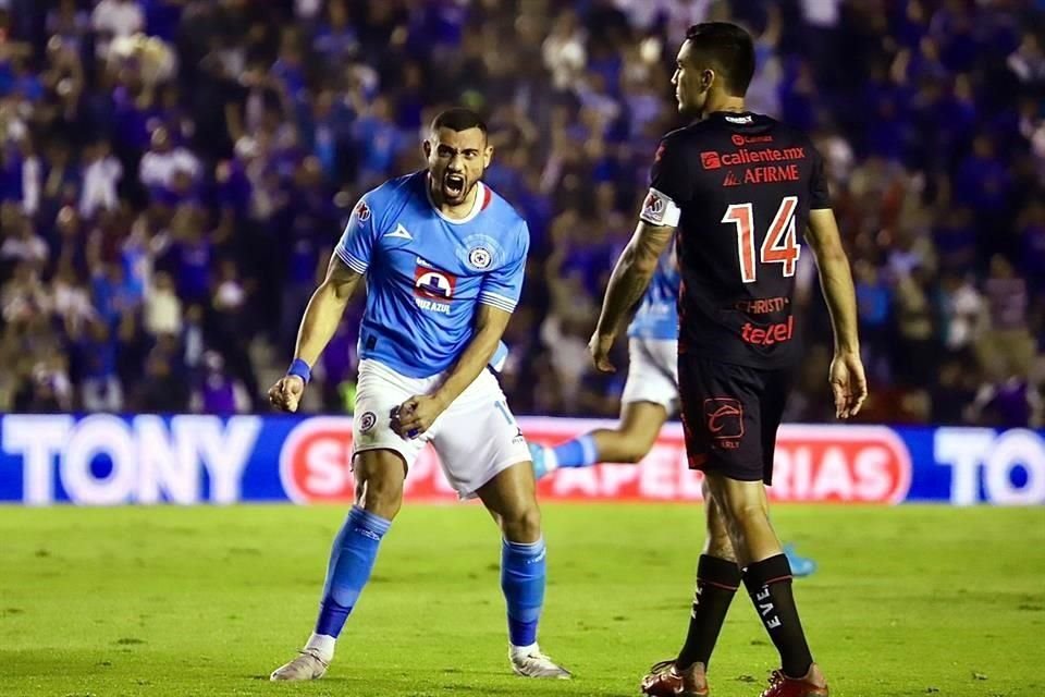 Giorgos Giakoumakis mencetak gol kedua Cruz Azul untuk mendekatkan tim surgawi ke Semifinal.