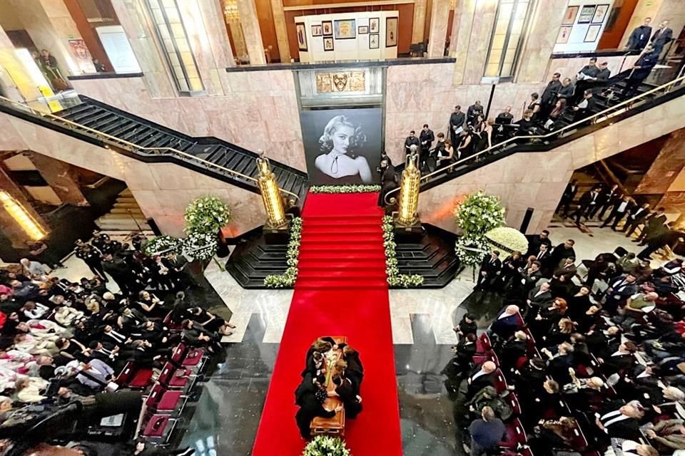 Familia, amigos y admiradores rindieron homenaje a Silvia Pinal en el Palacio de Bellas Artes, celebrando su legado con música y emoción.