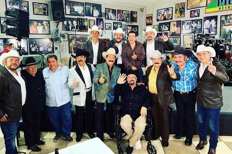 Figuras de la música norteña que participaron en el disco Desde la Cantina, del Grupo Pesado, con Porfirio 'Pilo' Elizondo (tercero de izq. a der.).