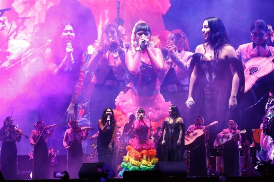 Bomba Estéreo hizo historia en el Zócalo de CDMX con 50 mil personas, fusionando ritmos y mensajes feministas en un concierto gratuito.