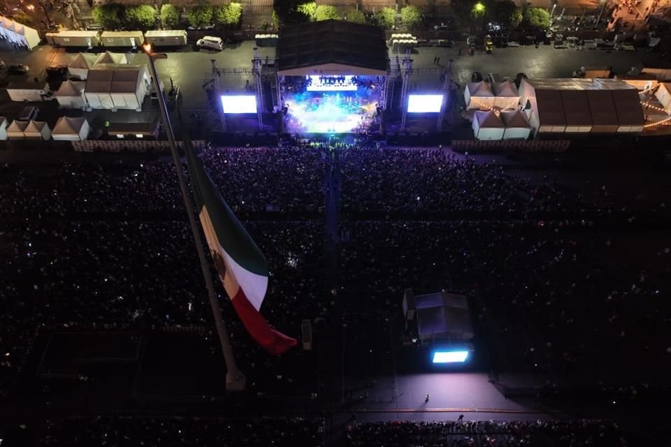 El público no dejó de bailar ni de cantar, alcanzando su punto máximo con canciones como 'Fuego', 'Soy yo' y 'Ojitos lindos'.