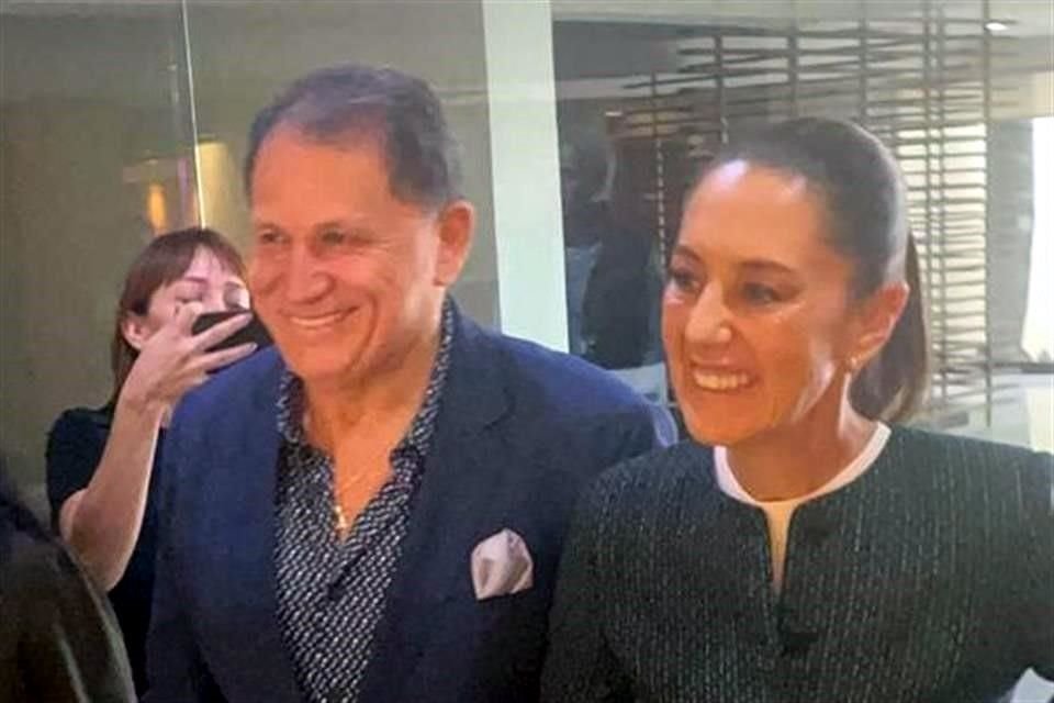 Francisco Javier ''El Abuelo'' Cruz junto a la Presidenta de México, Claudia Sheinbaum.