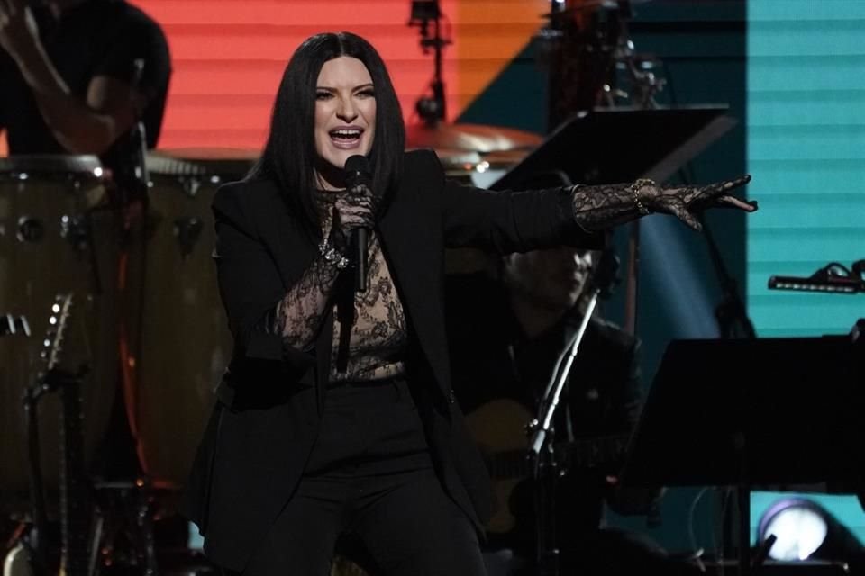 Pausini se encuentra dando varios conciertos por Europa como parte de su gira celebratoria por sus 30 años de trayectoria. En los próximos días dará shows en Málaga y Pamplona, en España.