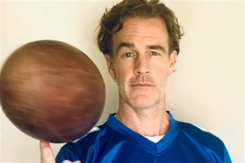 James Van Der Beek está vendiendo playeras de su exitosa película 'Varsity Blues', firmadas por él, para pagar su tratamiento de cáncer.