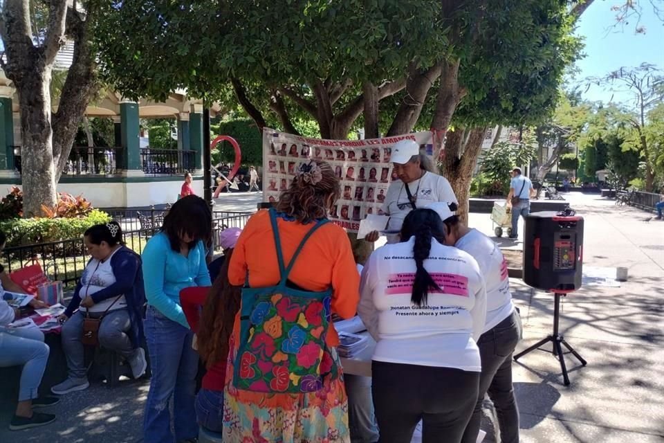 Colectivo Memoria, Verdad y Justicia realizó una protesta este domingo en el zócalo de Chilpancingo. 