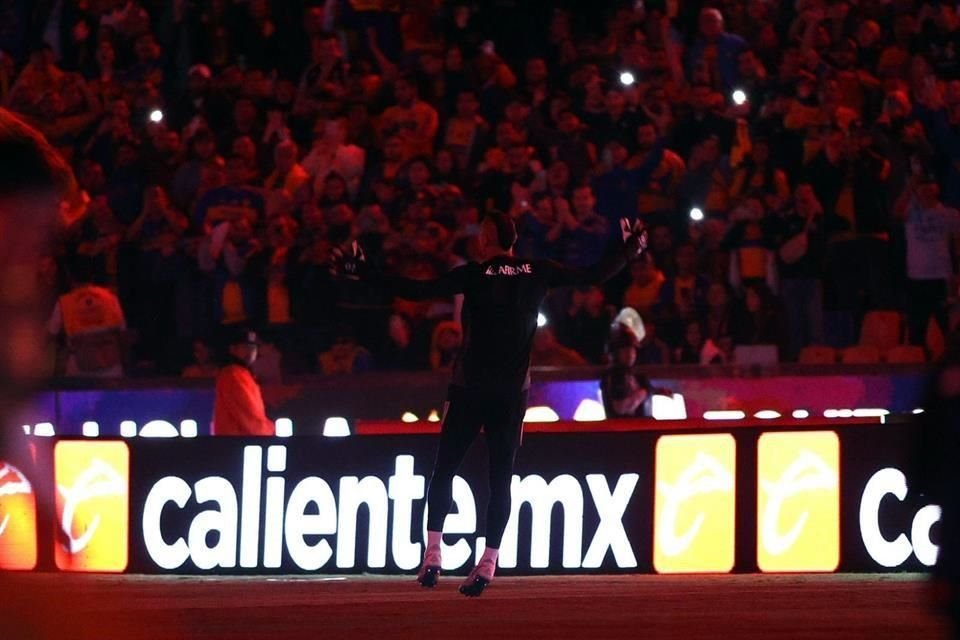 Con sólo salir a calentar a la cancha, Nahuel Guzmán encendió a los seguidores en la tribuna.