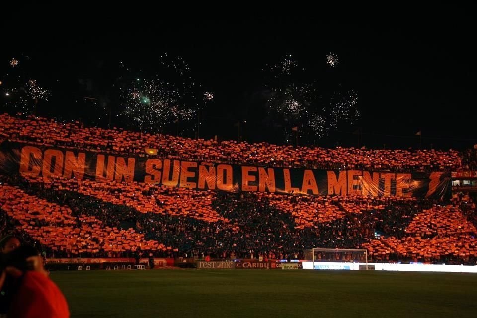 Impresionate el color, el mensaje y mosaico realizado por los fans felinos en el Uni.