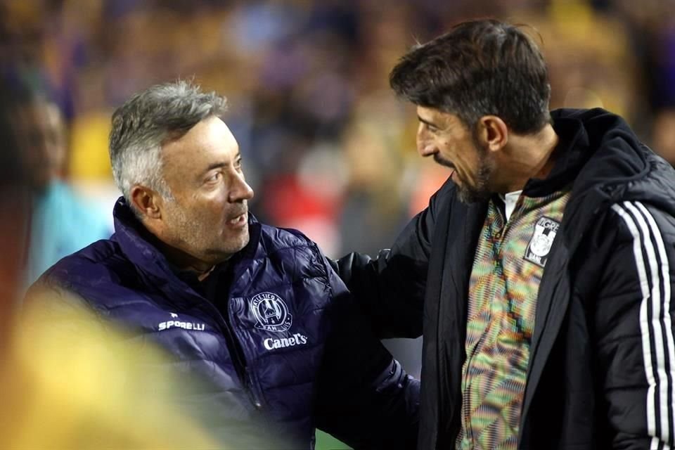 El saludo entre dos viejos conocidos en el futbol español, Domenec Torrent (izq.), técnico del San Luis, y Veljko Paunovic, estratega de Tigres.