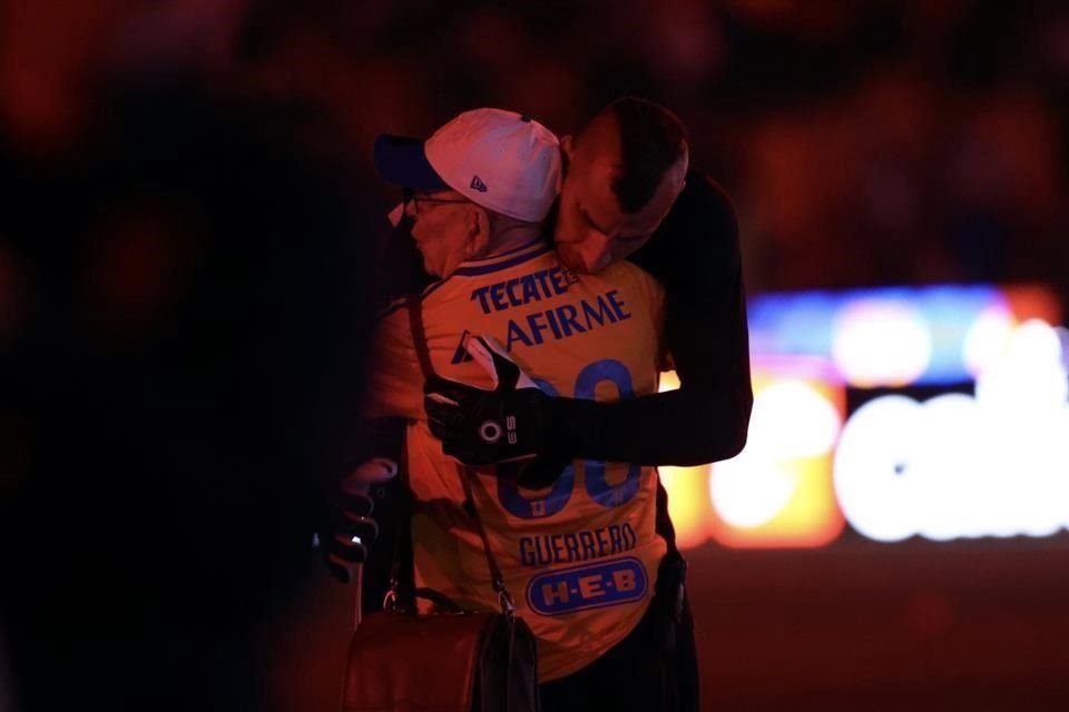 El abrazo de la suerte, entre Nahuel Guzmán y 'Guerrerito', la vos oficial del Estadio Universitario.