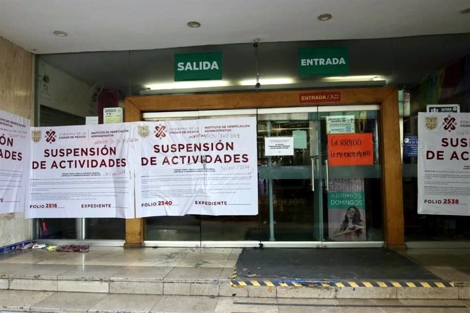 Los accesos de la Plaza  Izazaga 89 ya tiene sellos de suspensión de actividades; hay policías de la SSC custodiando el edificio.