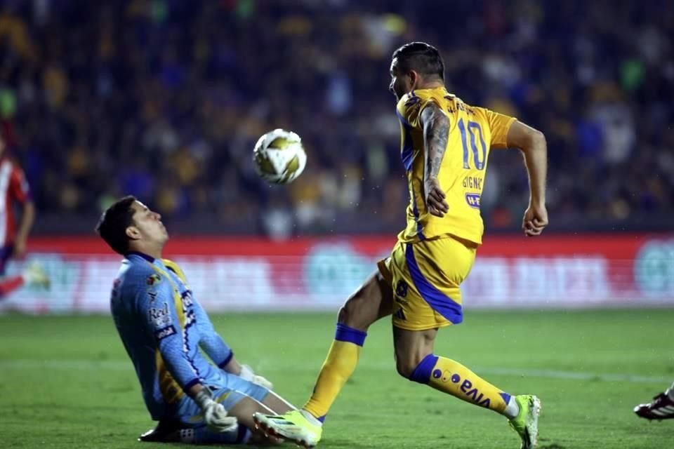 El portero Andrés Sánchez, del San Luis, tuvo mucho trabajo, aquí se impone en un mano a mano con Gignac.