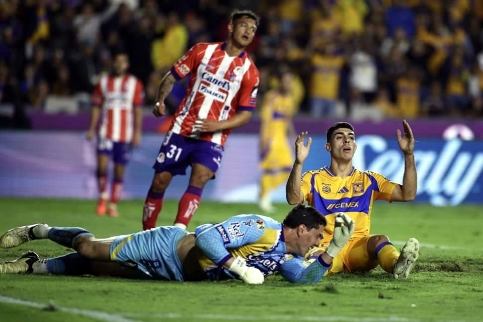 Juan Brunetta lamenta que otra opción para Tigres no terminó con el balón en el fondo de la portería; mientras el arquero Andrés Sánchez se queda con el balón.