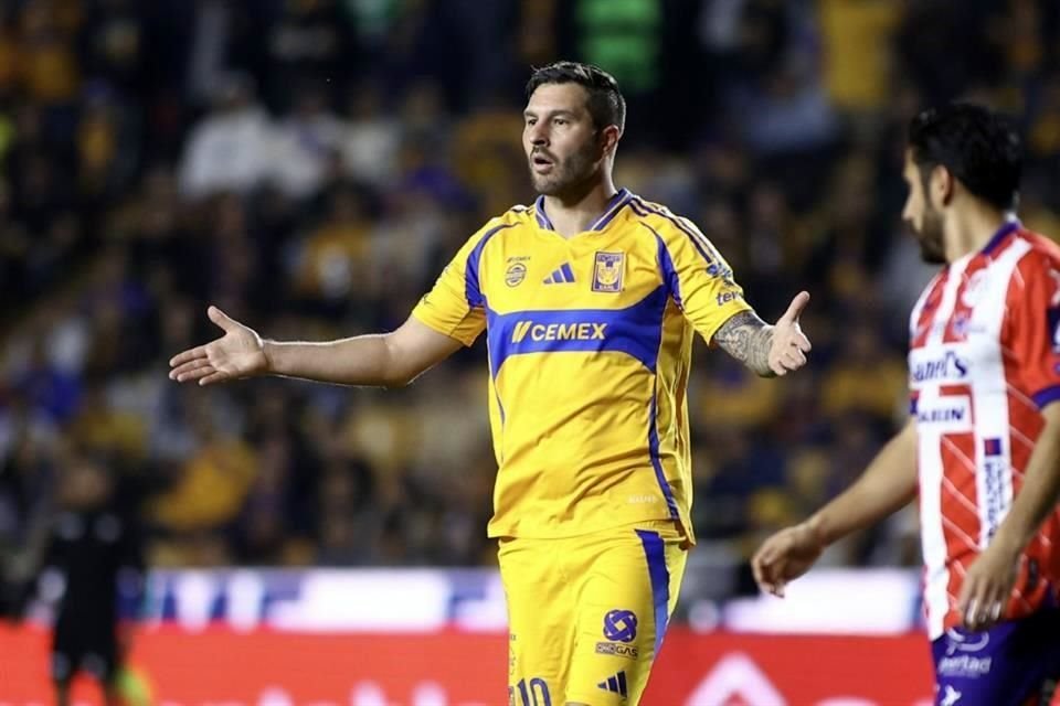 ¿Qué pasó, Gignac? El goleador francés se fue en blanco y falló un penalti.