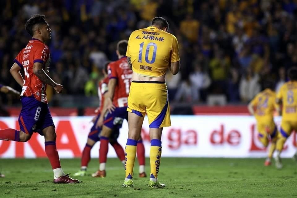 El dolor del goleador... Una gran atajada del arquero consumó el penalti fallado para Gignac, quien lamenta su error.