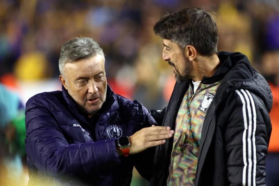 Domenec Torrent (izq.), técnico del Atlético de San Luis, saluda a Veljko Paunovic, estratega de Tigres, antes de arrancar el partido.