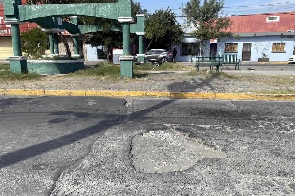 El parque inicia en el cruce de la citada avenida y Rodrigo Gómez, en ese punto los conductores tienen que hacer malabares para evitar los baches profundos.