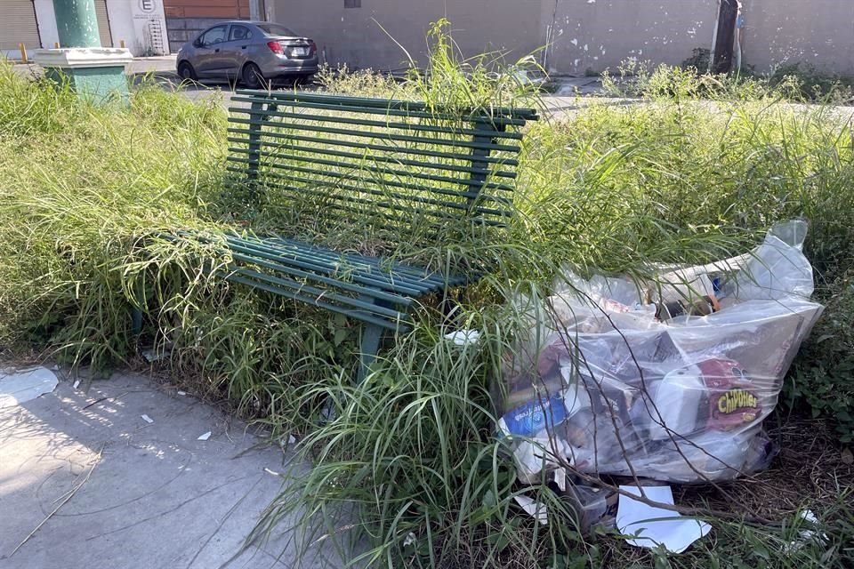 El parque se ha convertido en un basurero, ahí abundan llantas usadas, botellas de vidrio y otros desechos.