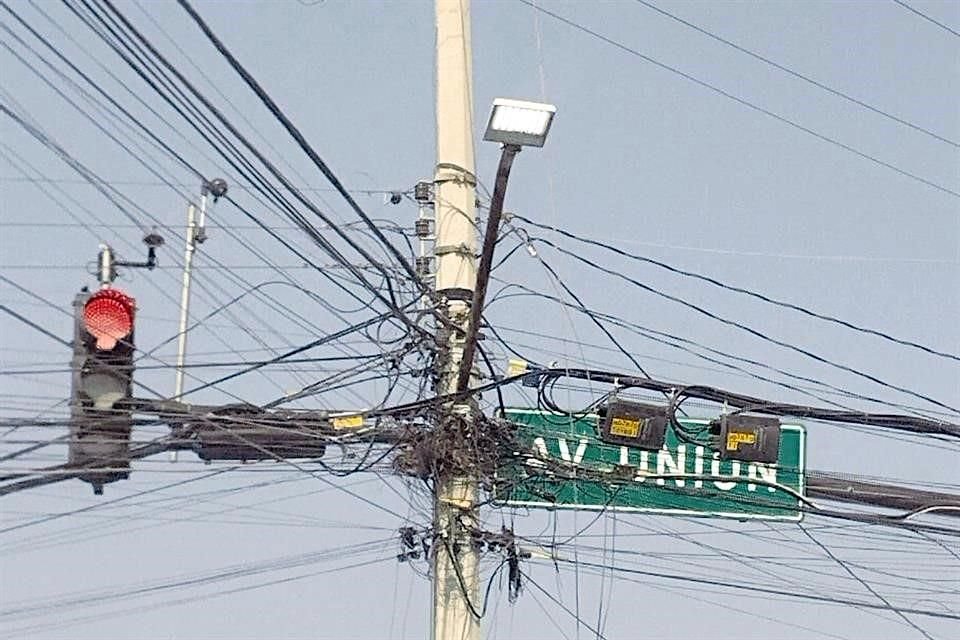 Semáforos y señalamientos fueron obstruidos con 'telarañas' de cables.