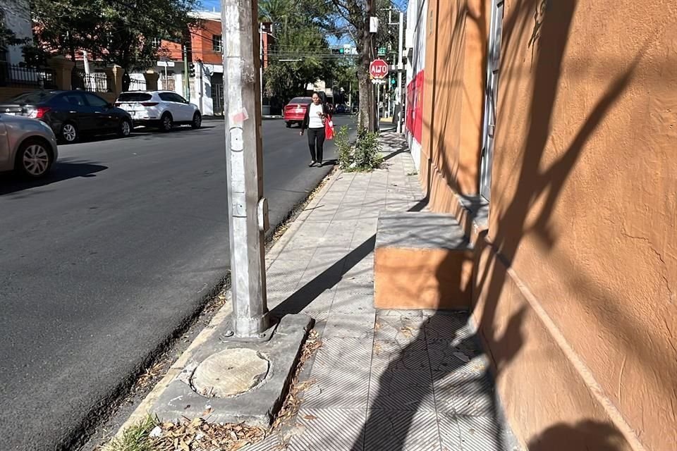 Postes y escalones obstruyen el libre paso en los pasos peatonales del Centro.