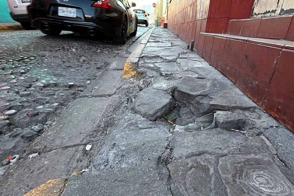 Además de angostas, las banquetas presentan daños importantes que las hacen intransitables.