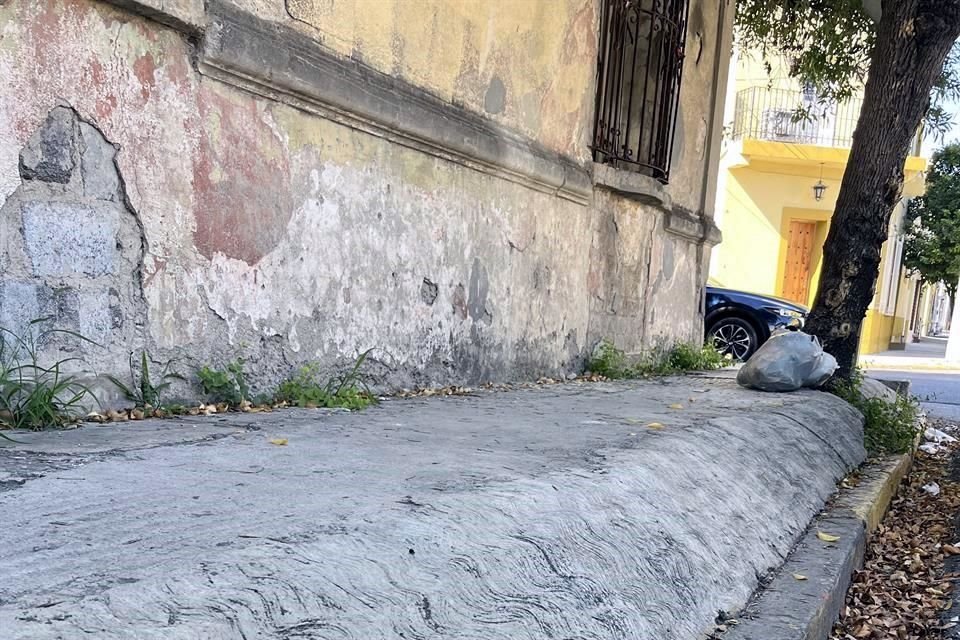 Las zonas en desnivel están prohibidas en las aceras, pero son constantes en el Centro.