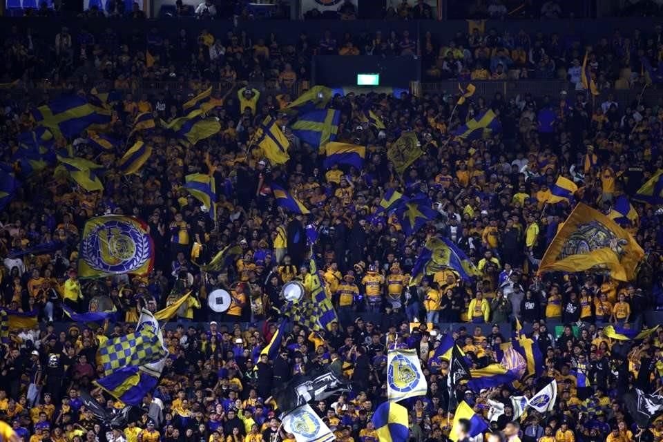 La afición de Tigres alentó a su equipo, pero las constantes fallas provocaron molestias.