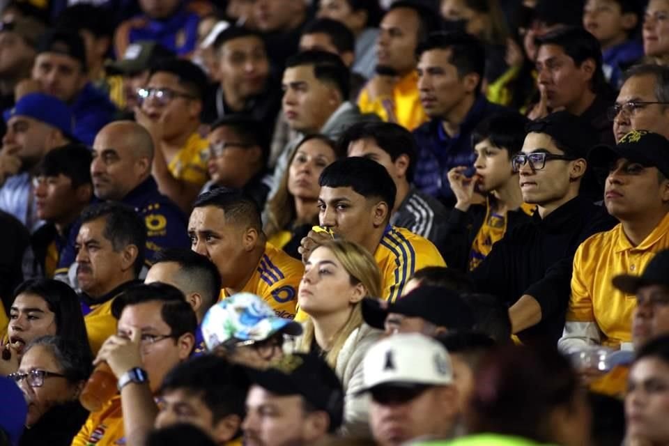 Las caras largas en la tribuna por la eliminación de Tigres.