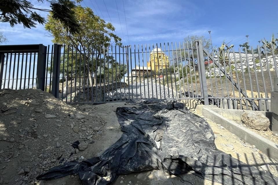 En el acceso principal del parque a la altura de la calle Mozart y Beethoven, se observa escombro regado en el área donde se proyectaba habilitar diversos cajones de estacionamiento.