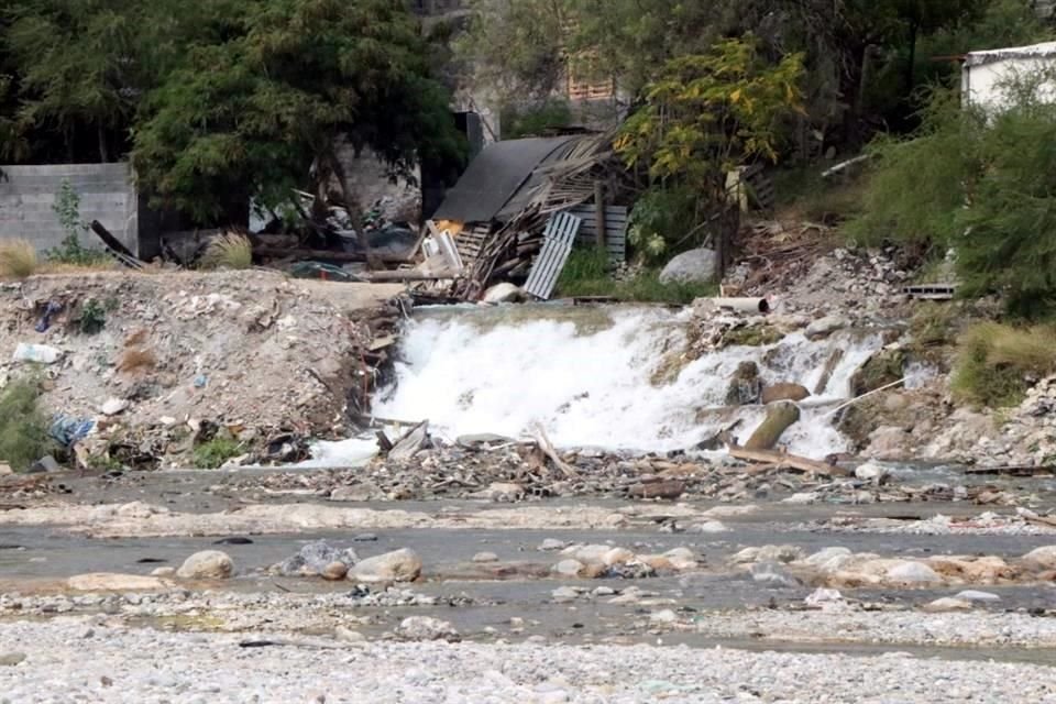 La 'cascada' de agua limpia llega al lecho del Río Santa Catarina en las calles Monte Everest y La Rivera.