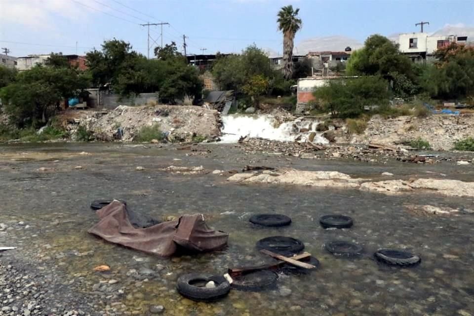 La zona a donde va a parar el agua tiene ya acumulados algunos desechos, como llantas.