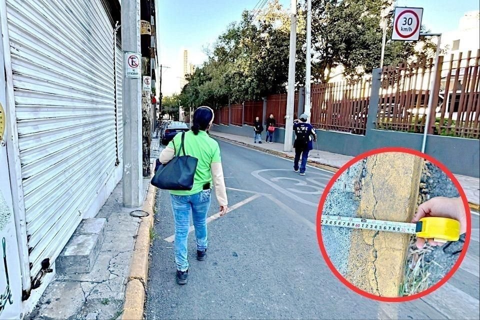 En la calle Emilio Carranza las banquetas no llegan al metro de ancho.