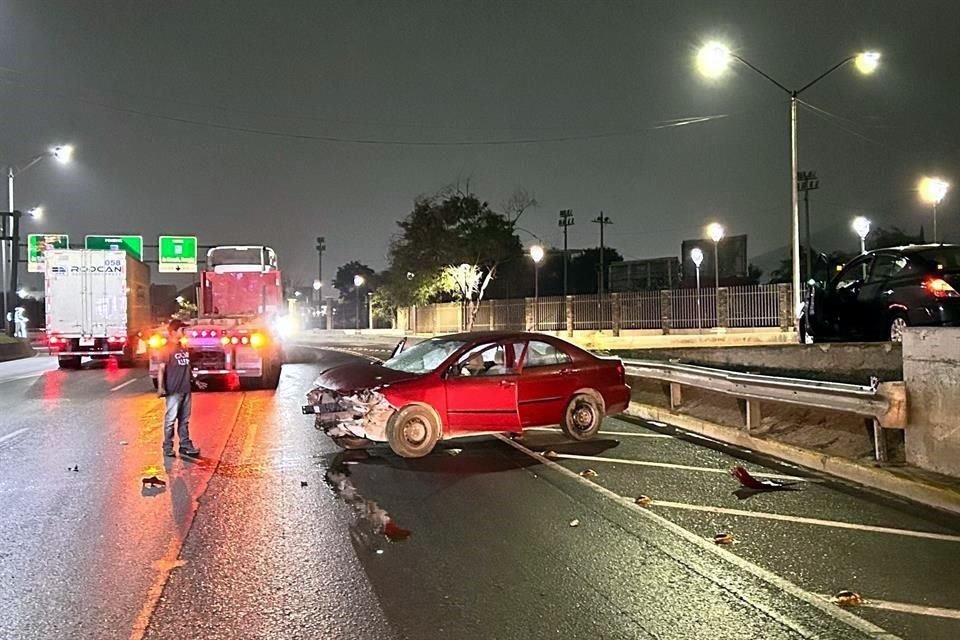 El choque ocurrió en la Avenida Fidel Velázquez, en dirección a Monterrey, poco después de las 4:00 horas.