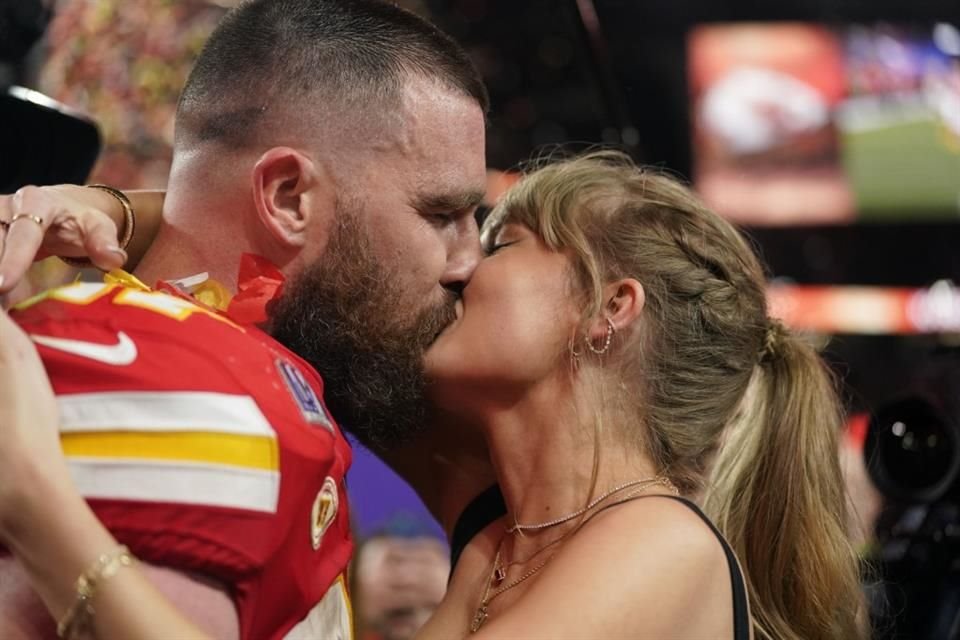 Una fuente cercana a la pareja aseguró que Swift y su familia, incluidos sus papás, Scott y Andrea, auspiciaron la cena de Acción de Gracias para los Kelce en su casa de Nashville, Tennessee, en EU.