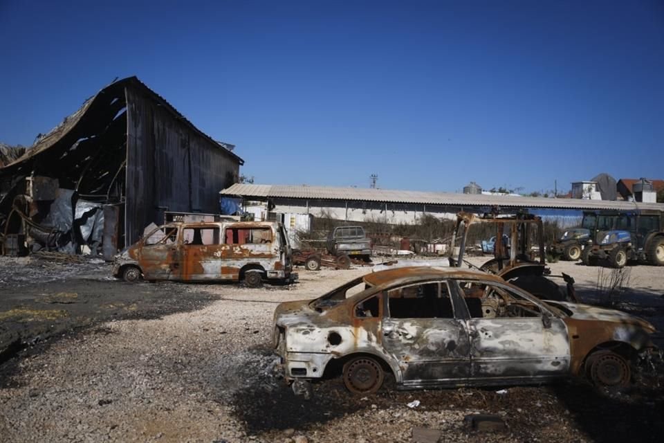 Vehículos y estructuras incendiados en un ataque de Hezbolá en un asentamiento agrícola de Avivim, cerca de la frontera libanesa en la Alta Galilea, Israel, el 2 de diciembre de 2024.